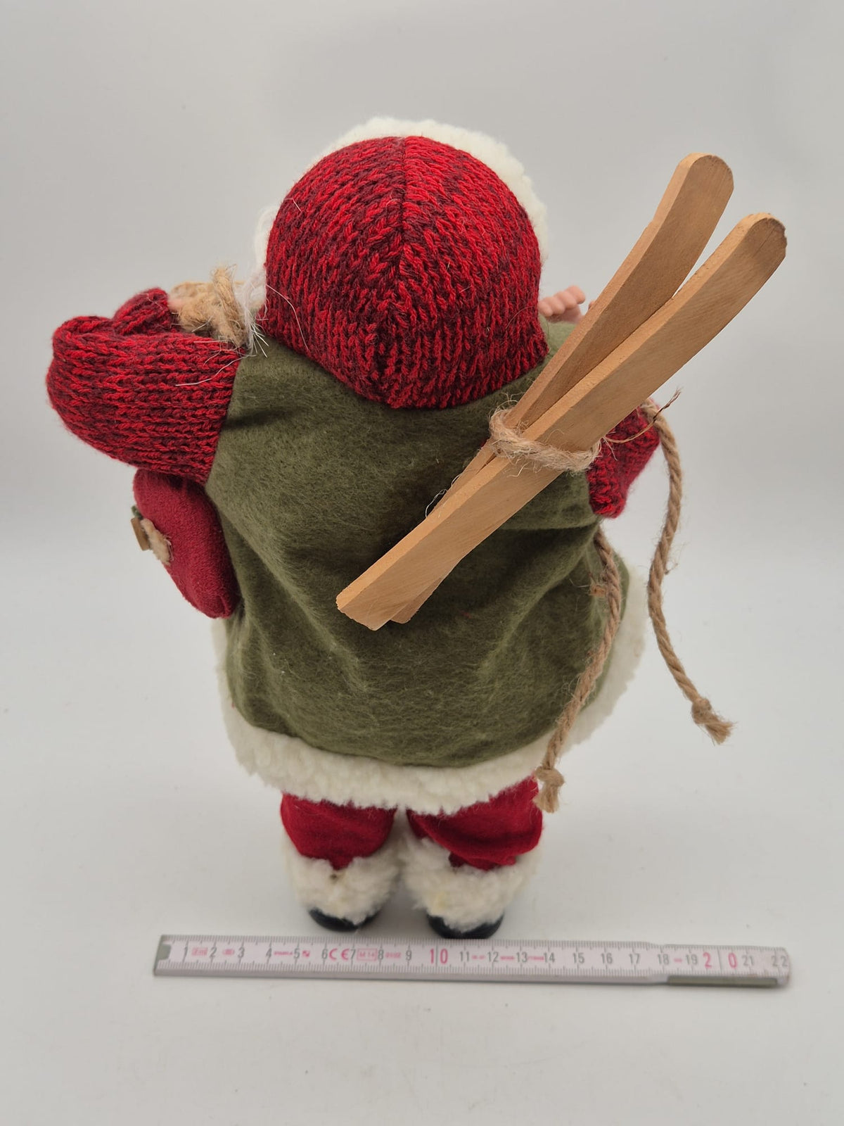 Deko-Weihnachtsmann mit Ski & Jutesack – ca. 30 cm