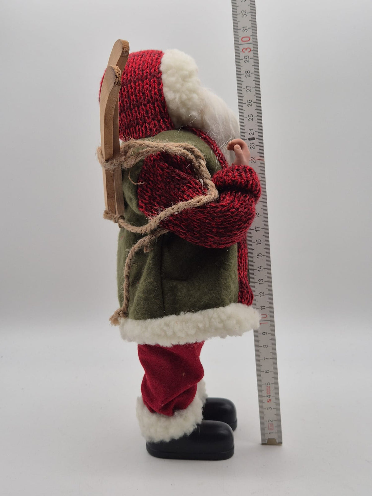 Deko-Weihnachtsmann mit Ski & Jutesack – ca. 30 cm