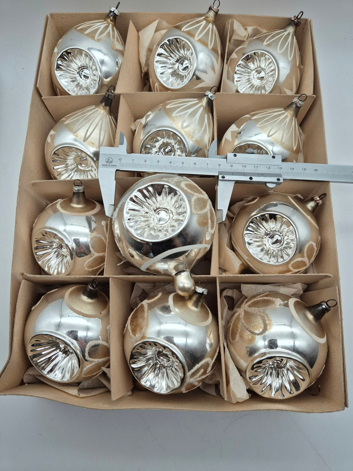 12 alte Reflexkugeln aus Glas – Silber/Champagner – 2 Dekore – ca. 7 und 12 cm