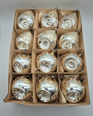 12 alte Reflexkugeln aus Glas – Silber/Champagner – 2 Dekore – ca. 7 und 12 cm