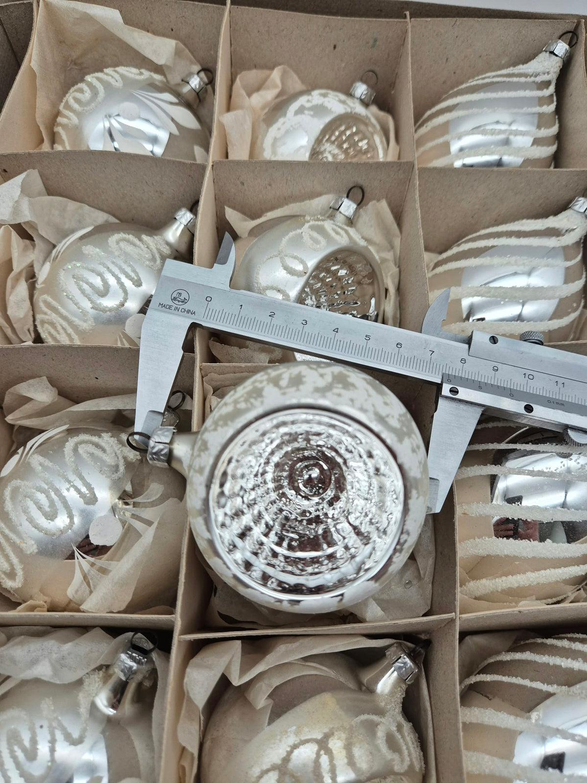 12 alte Christbaumkugeln aus Glas – Silber/Weiß – Reflexkugeln & Zapfen