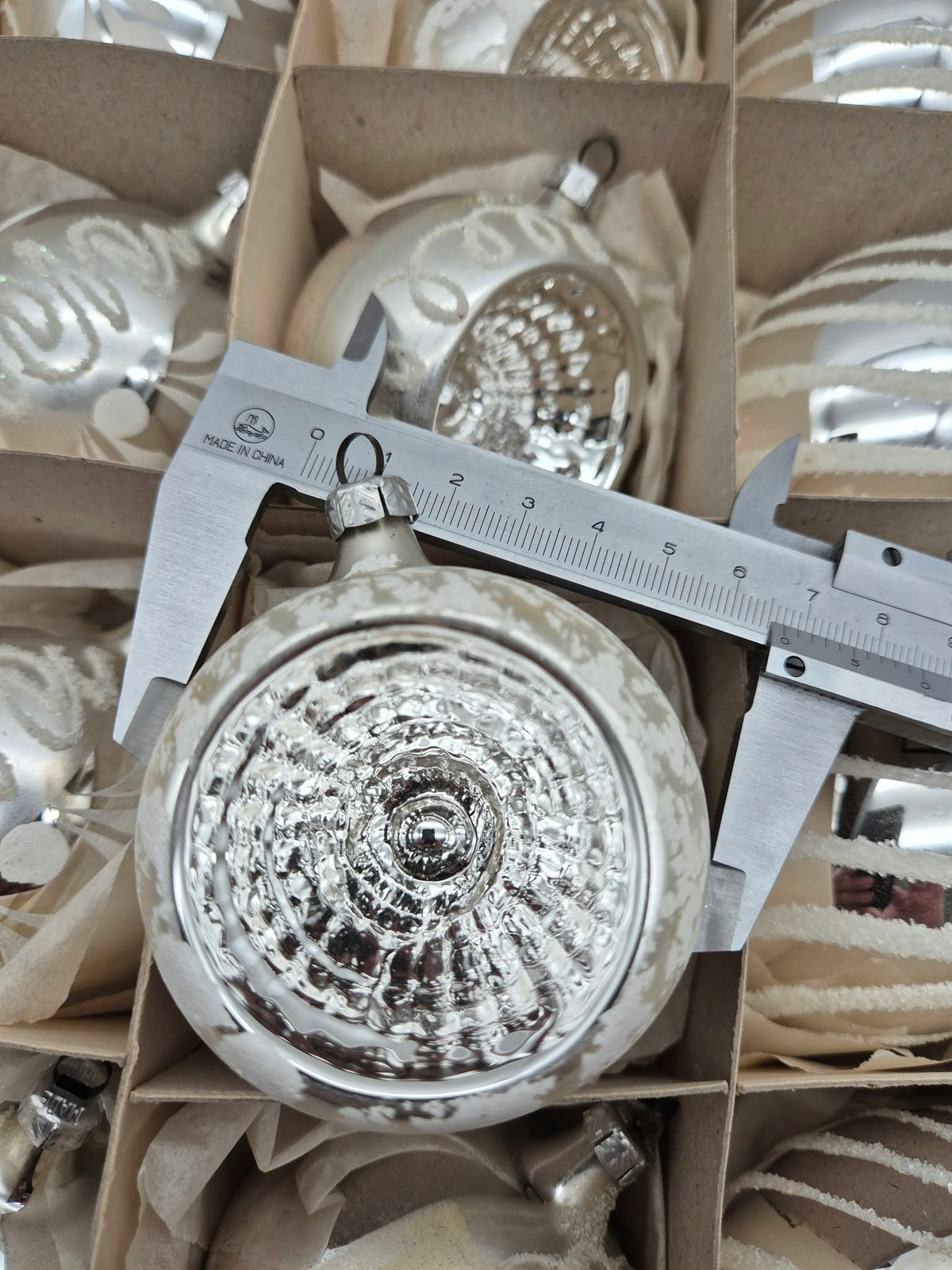12 alte Christbaumkugeln aus Glas – Silber/Weiß – Reflexkugeln & Zapfen