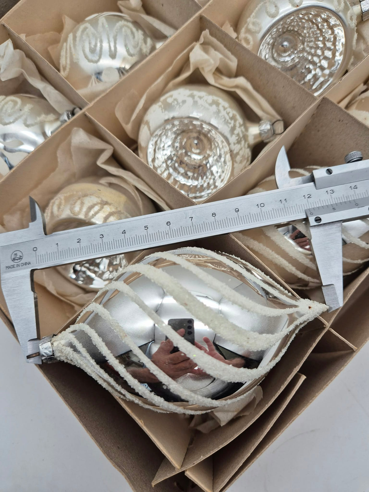 12 alte Christbaumkugeln aus Glas – Silber/Weiß – Reflexkugeln & Zapfen
