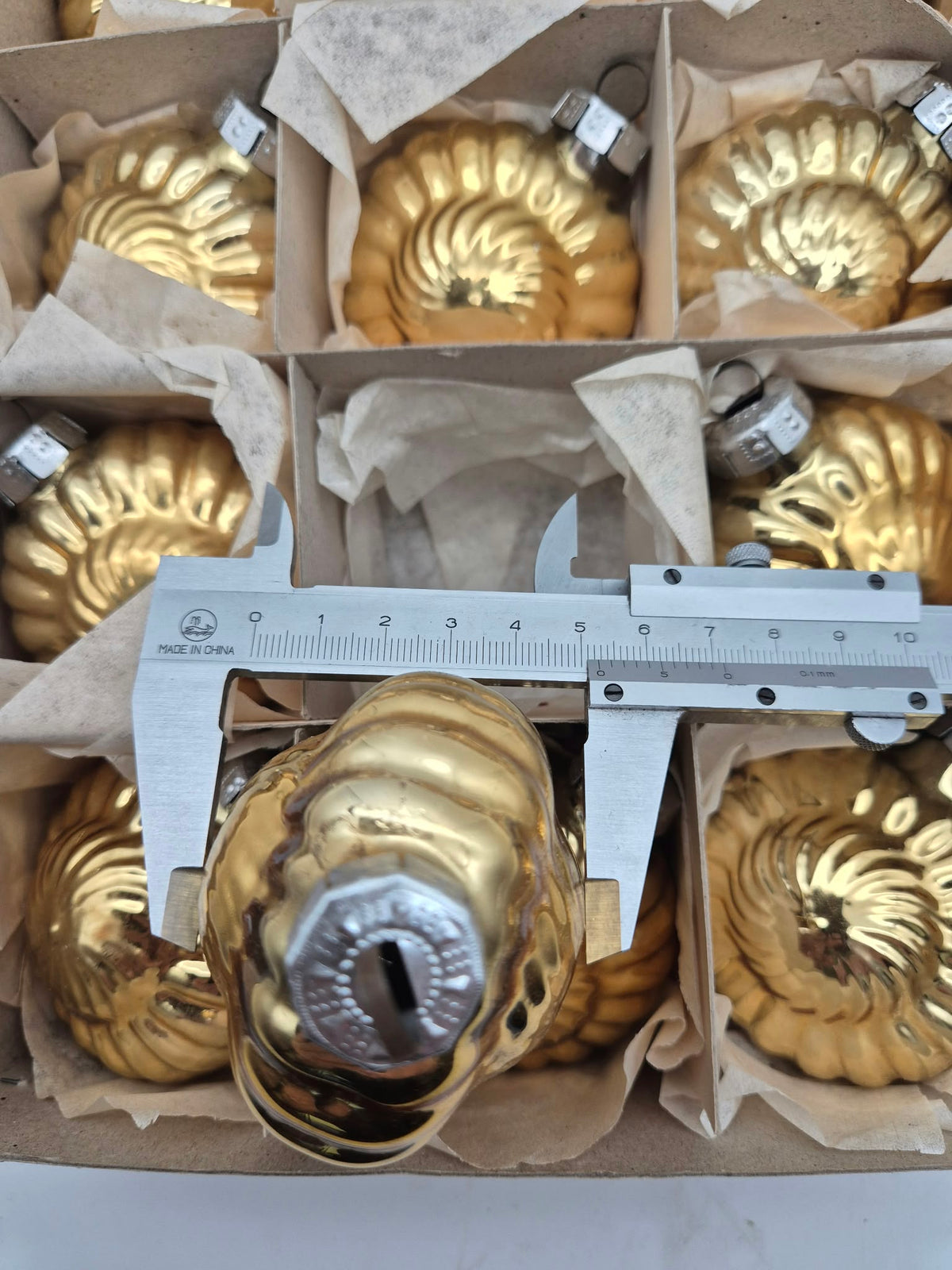 12 alte DDR Reflexkugeln aus Glas – goldfarbener Christbaumschmuck – ca. 6 cm – Originalverpackung