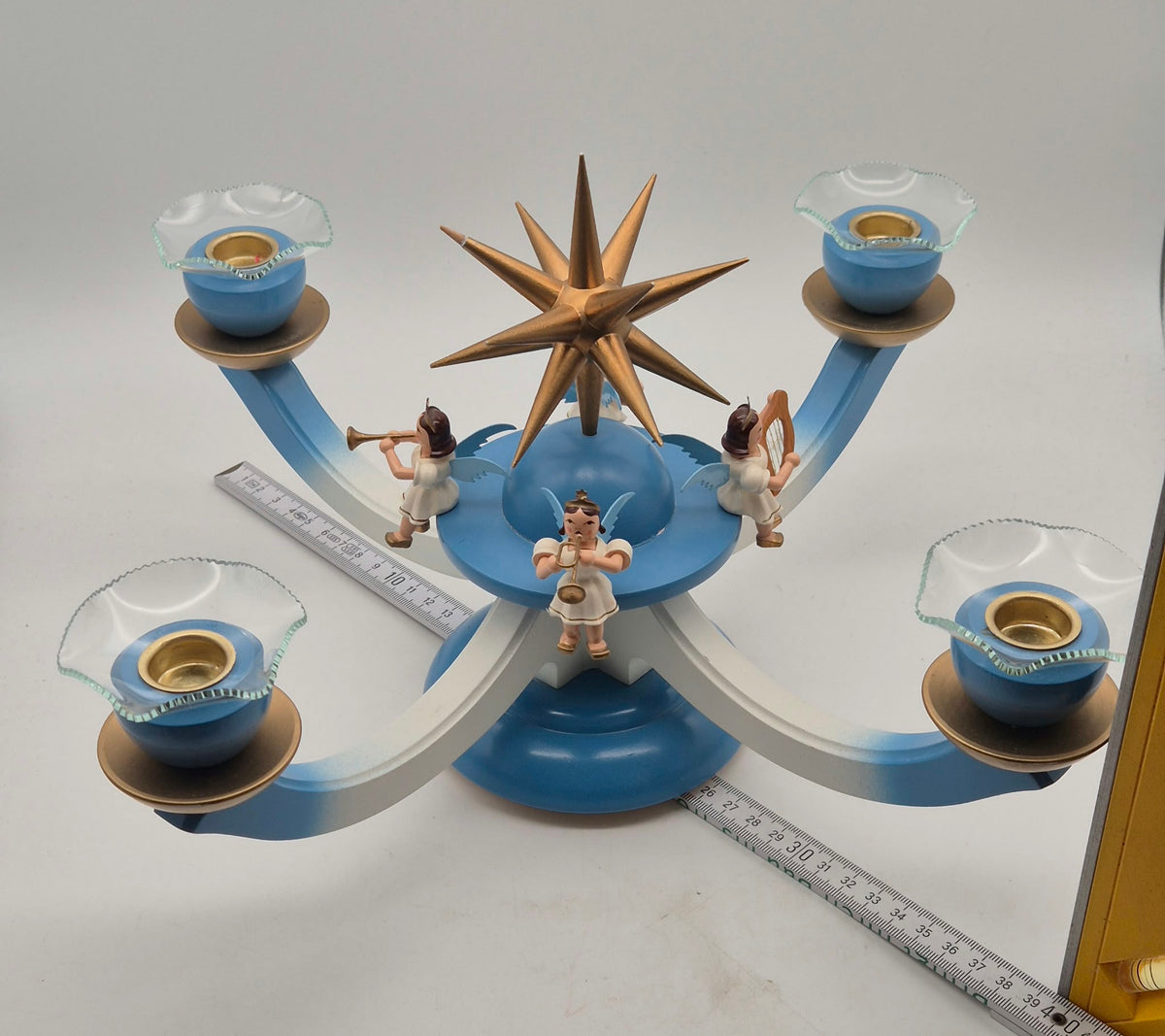 BLANK Kunsthandwerk Adventsleuchter blau mit 4 Engeln – Erzgebirge – ca. 21 cm – OVP