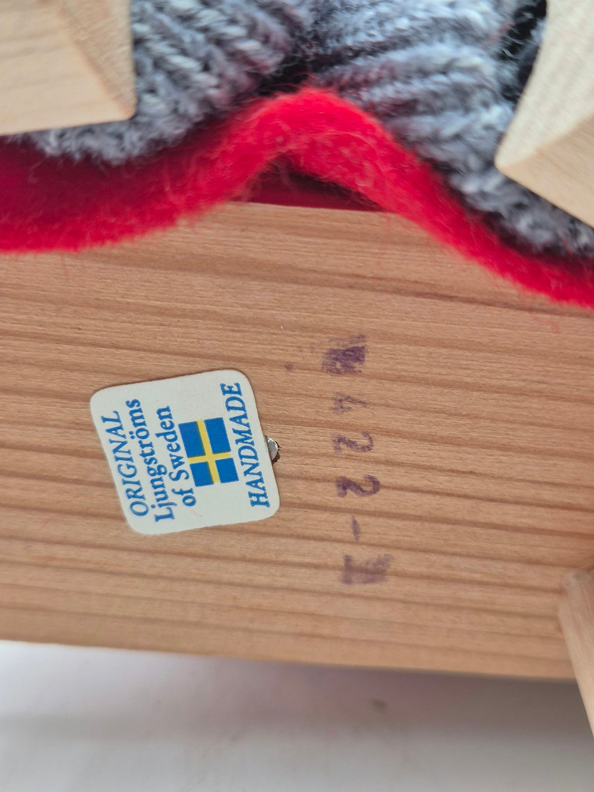 Ljungströms of Sweden Weihnachtsmann auf Bank mit Geschenkesack – Handmade – ca. 15 cm