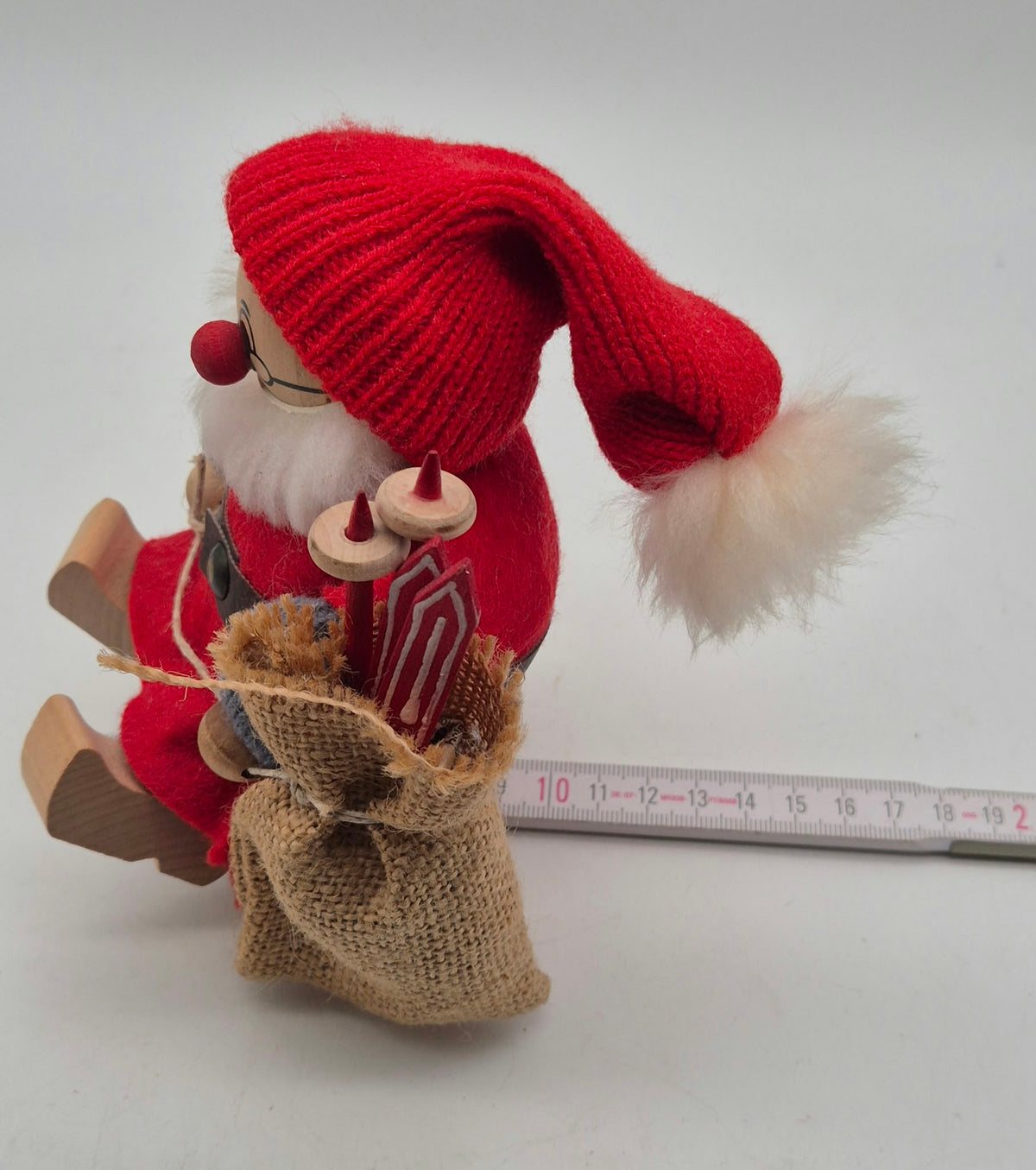 Ljungströms of Sweden Weihnachtsmann auf Bank mit Geschenkesack – Handmade – ca. 15 cm
