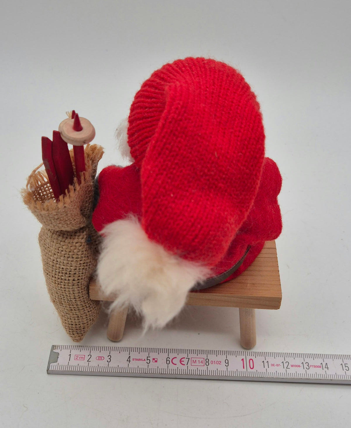 Ljungströms of Sweden Weihnachtsmann auf Bank mit Geschenkesack – Handmade – ca. 15 cm