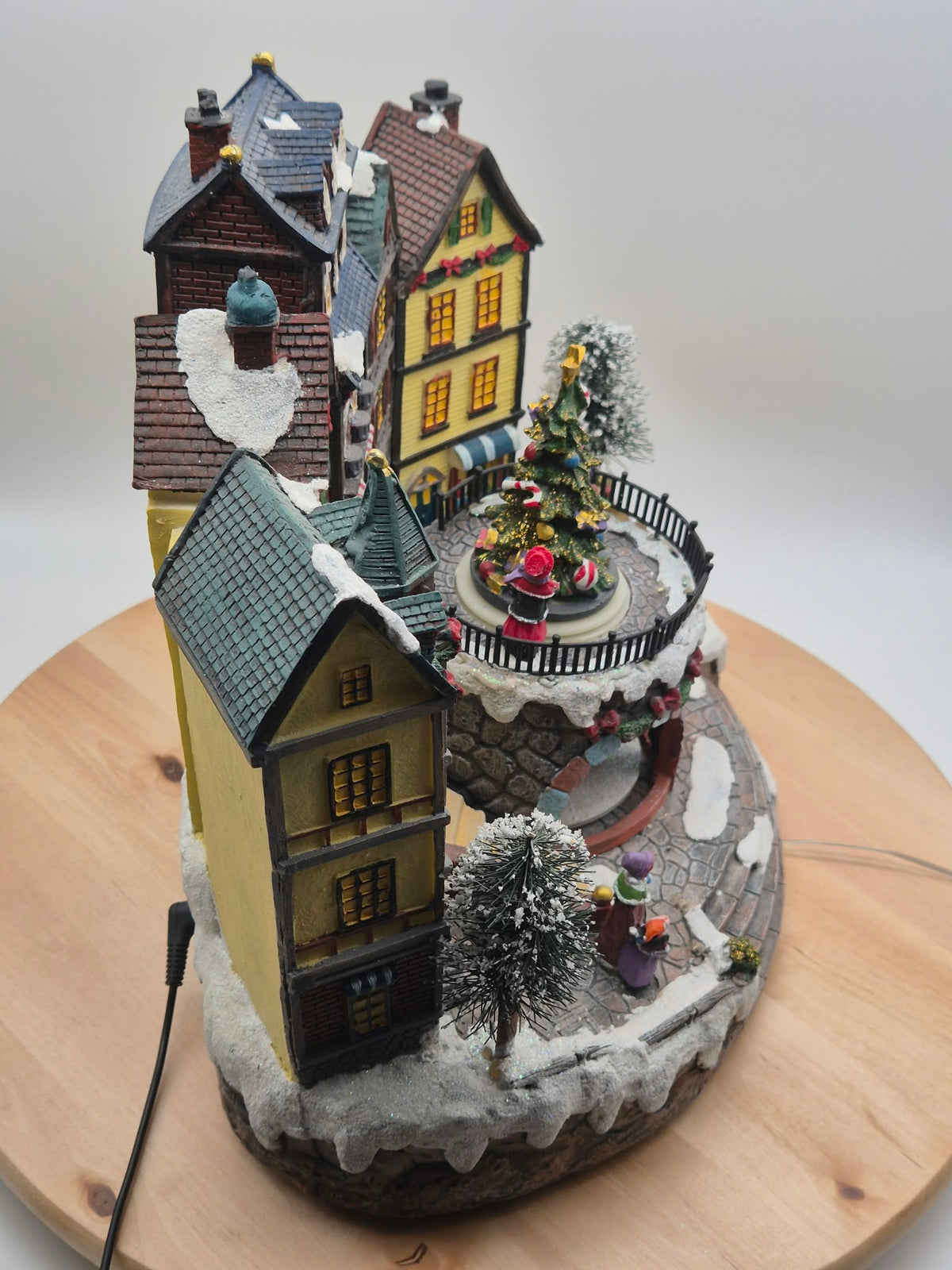 Beleuchtetes Weihnachtsdorf mit Musik & Bewegung – Warm White Christmas Village – ca. 28 cm – OVP