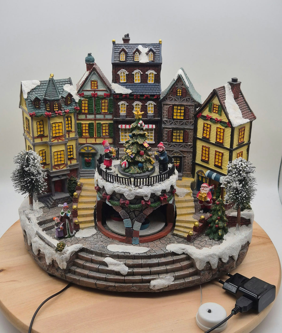 Beleuchtetes Weihnachtsdorf mit Musik & Bewegung – Warm White Christmas Village – ca. 28 cm – OVP