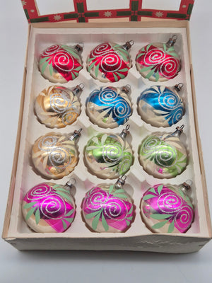 12 alte DDR Weihnachtskugeln aus Glas – buntes Spiralendekor – ca. 6 cm – OVP