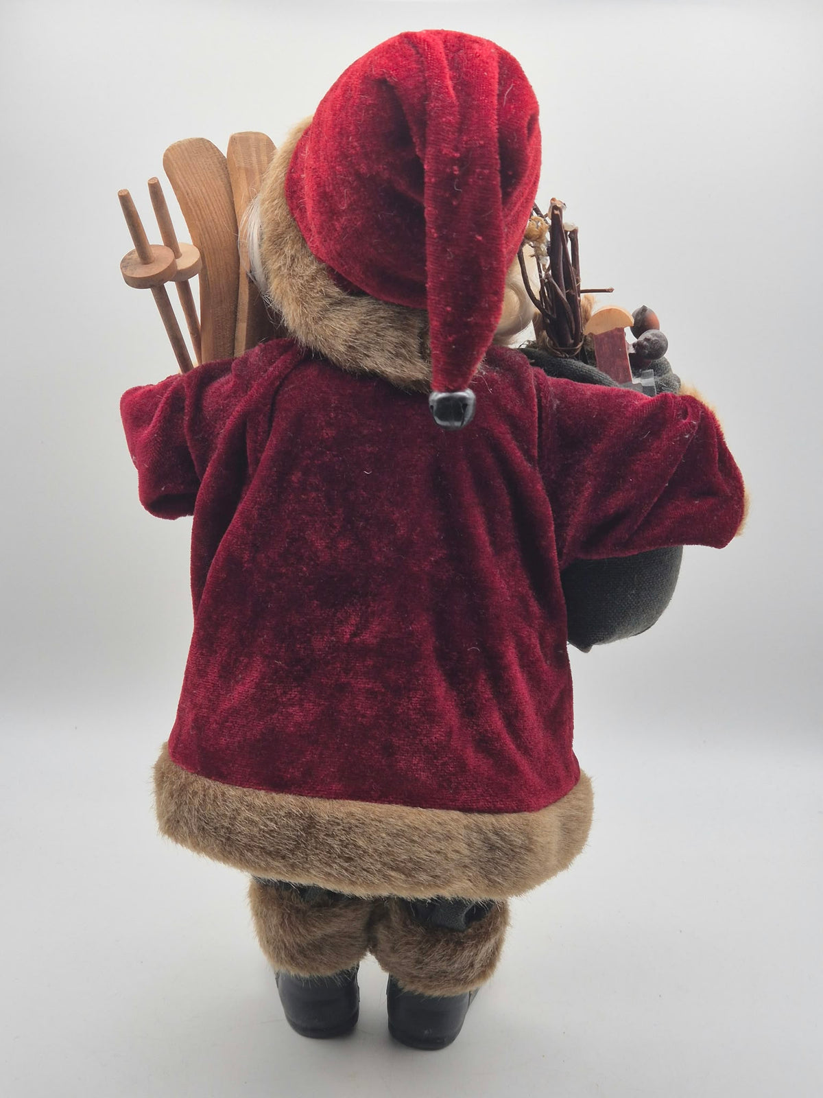 Weihnachtsmann mit Skiern, Geschenkesack, Karte und Kompass – ca. 40 cm