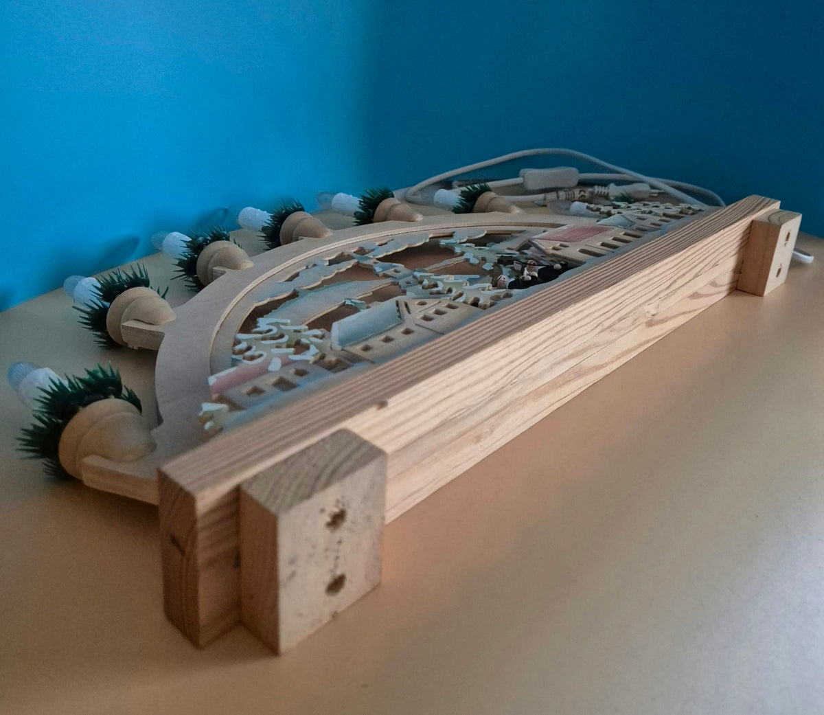 Hellum elektrischer Schwibbogen – Winterdorf mit Kurrende – 7-flammig – ca. 45 cm – OVP