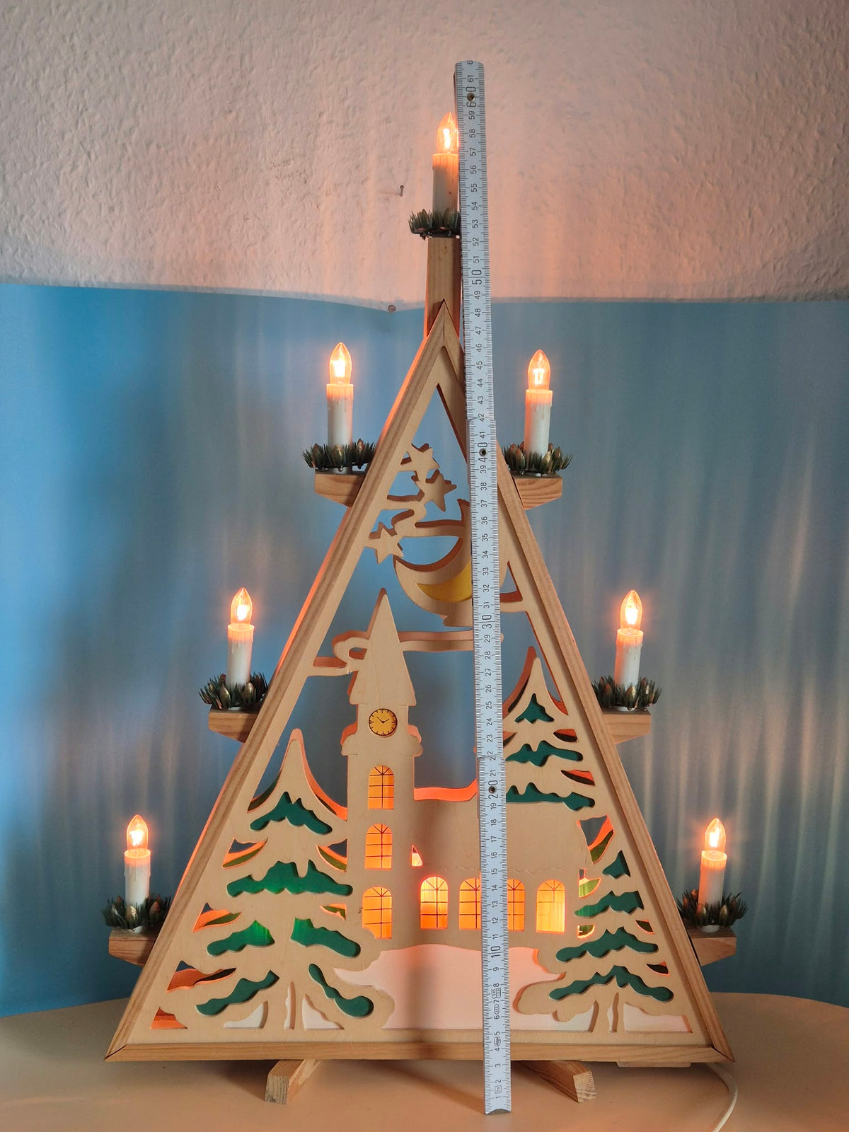 Elektrische Weihnachtsleuchte aus Holz – Dreieck mit Kirche und Tannen – 7-flammig – ca. 59 cm