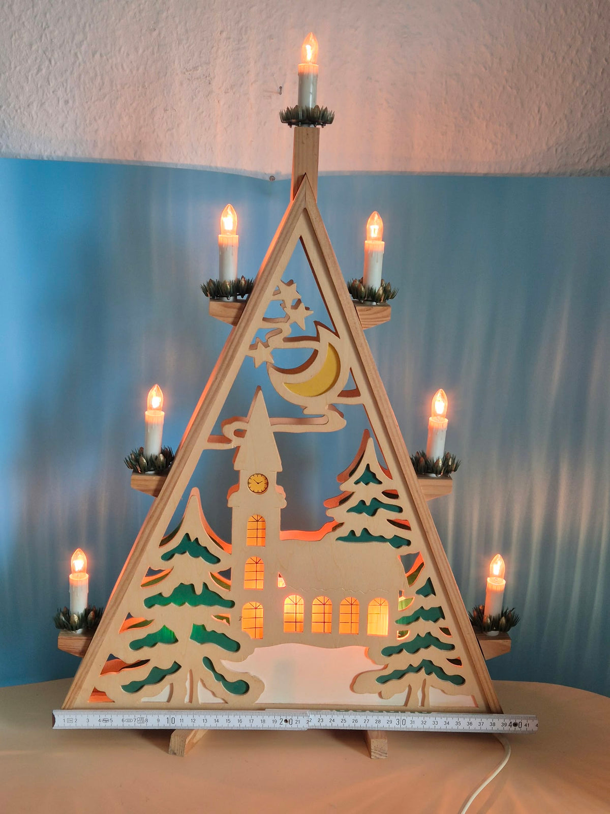 Elektrische Weihnachtsleuchte aus Holz – Dreieck mit Kirche und Tannen – 7-flammig – ca. 59 cm