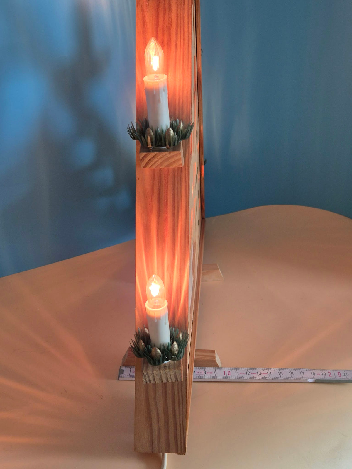 Elektrische Weihnachtsleuchte aus Holz – Dreieck mit Kirche und Tannen – 7-flammig – ca. 59 cm