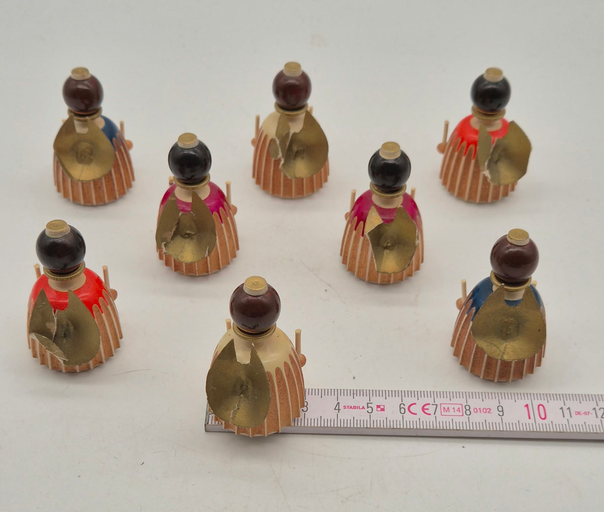 8 kleine DDR Holzengel mit goldfarbenen Flügeln – Weihnachtsfiguren – ca. 5 cm
