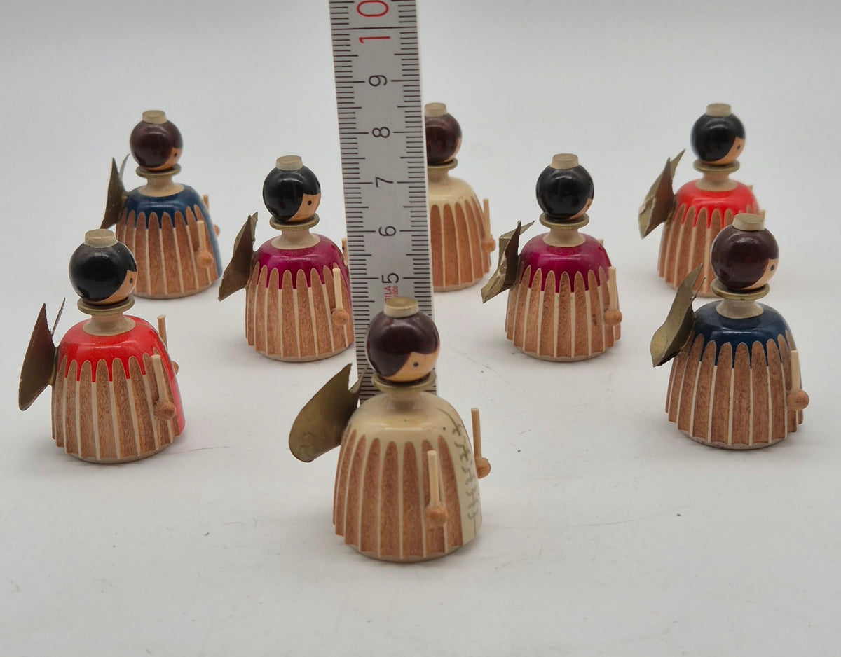8 kleine DDR Holzengel mit goldfarbenen Flügeln – Weihnachtsfiguren – ca. 5 cm