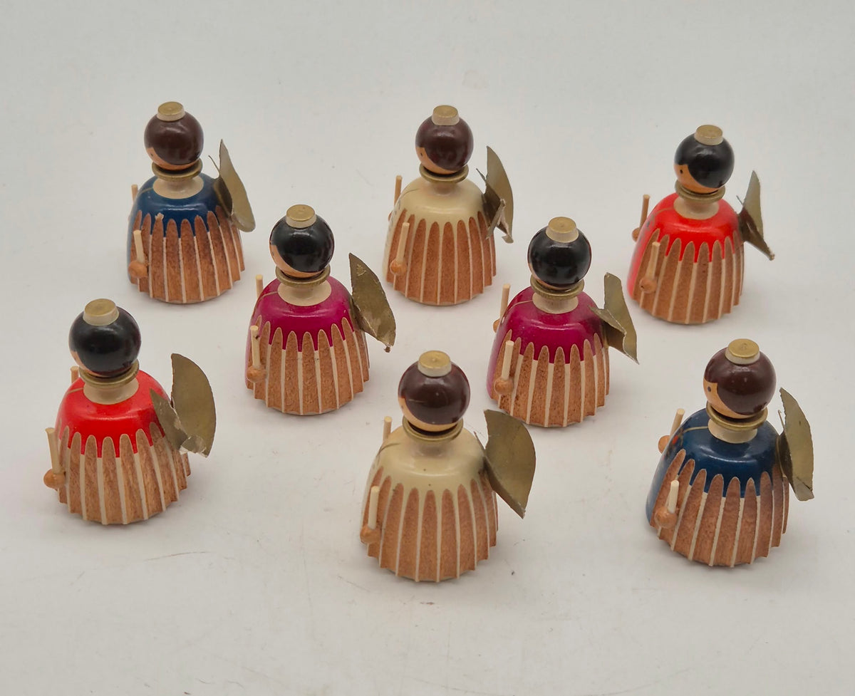 8 kleine DDR Holzengel mit goldfarbenen Flügeln – Weihnachtsfiguren – ca. 5 cm