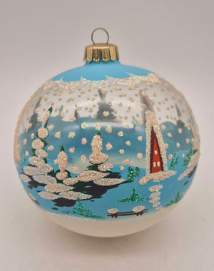 Große Weihnachtskugel aus Glas – Winterlandschaft mit Glitzer – blau-weiß – ca. 11 cm