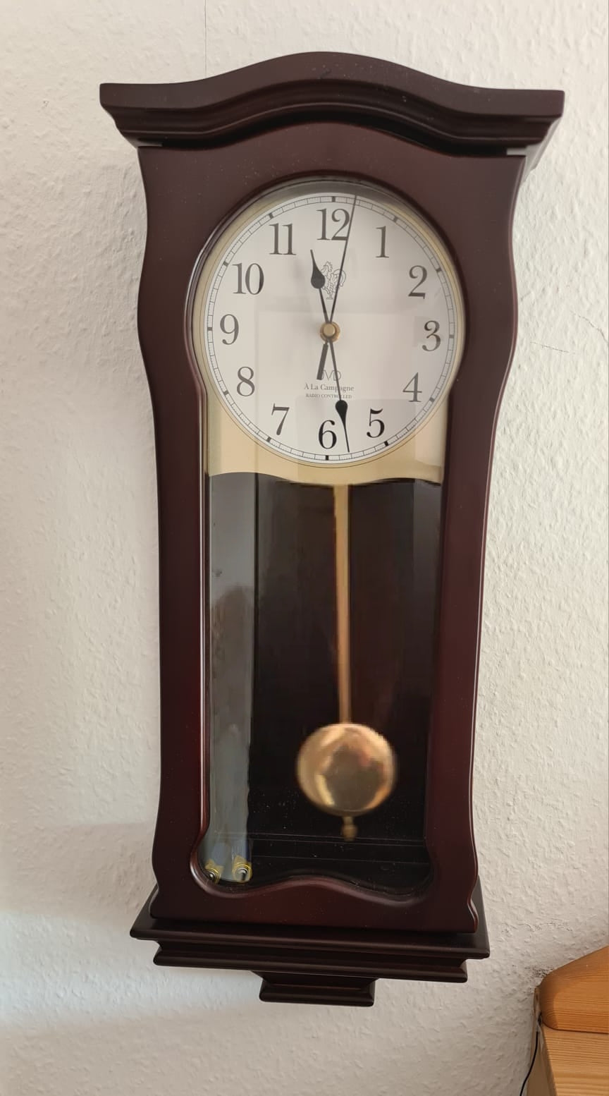 Pendeluhr JVD, Wanduhr, Funkuhr aus Holz